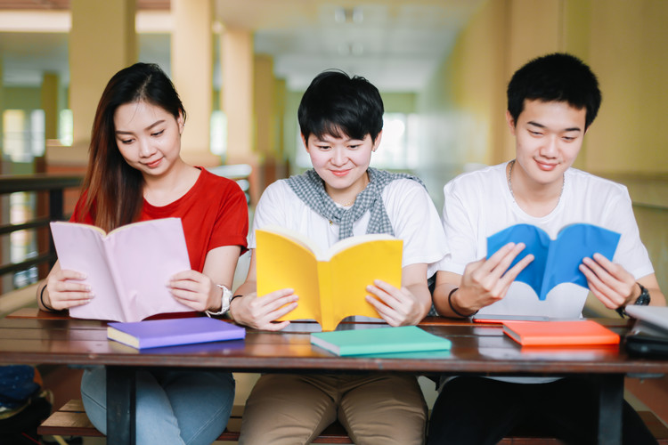 东兴市京族学校学杂费多吗？，东兴京族小学帮扶教学