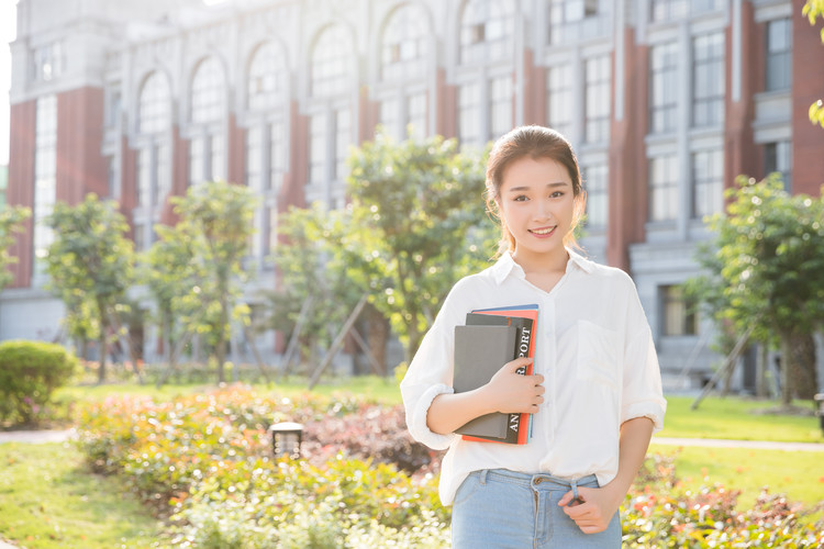 泰州民兴中英文学校学杂费一年多少钱？