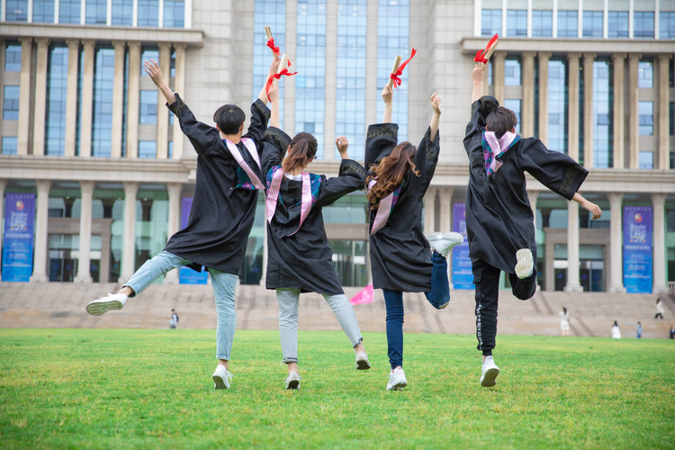 华茂外国语学校高中部学校特色是什么？