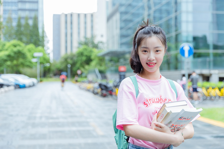 东港中学是公办还是私立，东港中学招生电话号码