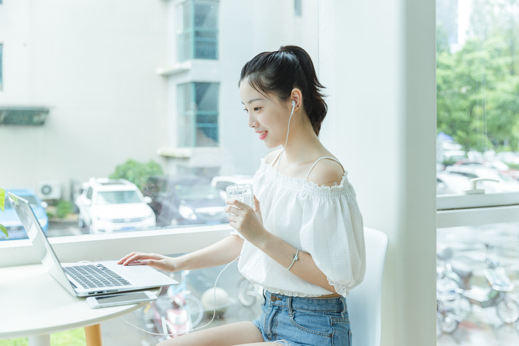 酉州学校外地的要读要多交学费吗？