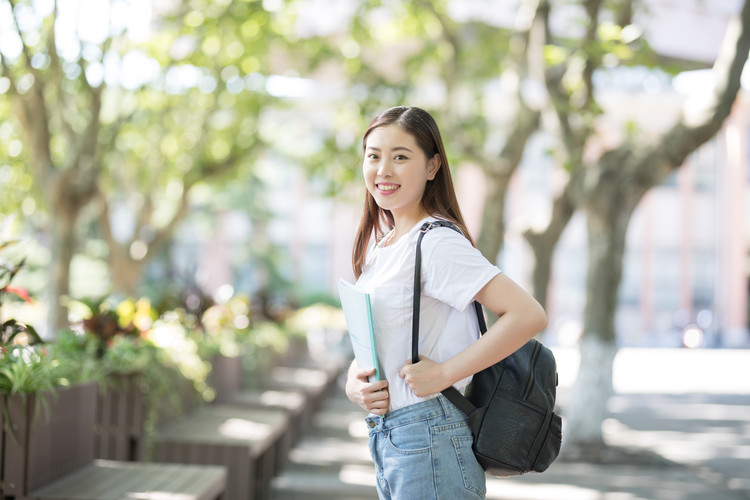 四川阆中师范学校有多少学生在校