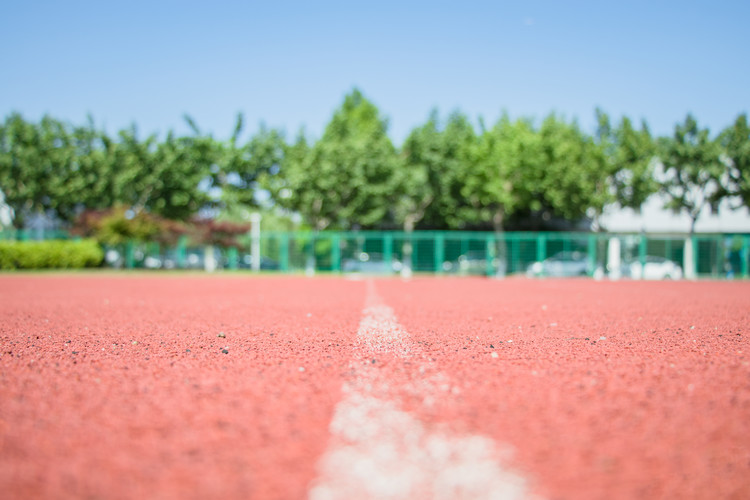 带岭第一中学学杂费一年多少钱？