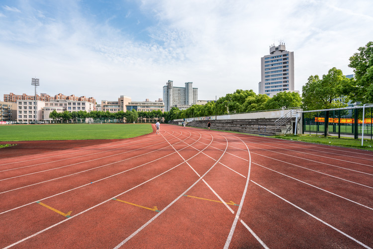 牡丹区胡集乡中心中学是什么学校，这个学校学费贵吗？